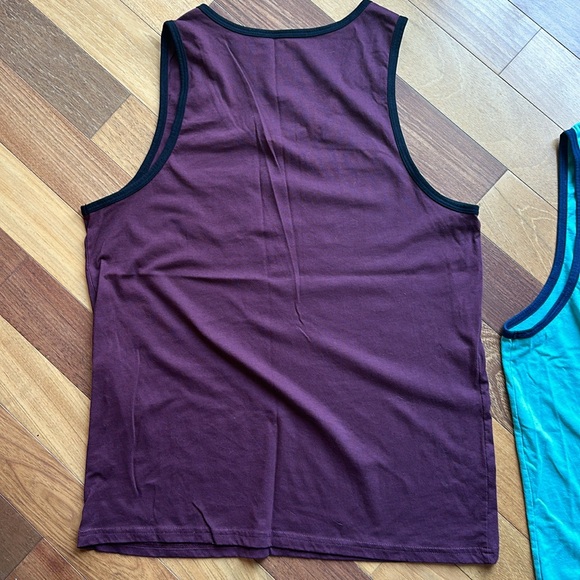 Set of Two Men’s Large Sleeveless Shirts with Contrast Pocket and Edging - Picture 9 of 10